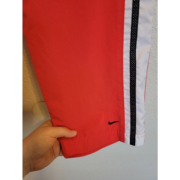 VNT Women's Nike red with side striped cropped pant - Picture 5 of 7